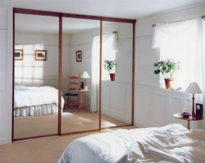 Một chiếc gương lớn cũng giúp ăn gian diện tích cho những căn phòng có diện tích quá nhỏ